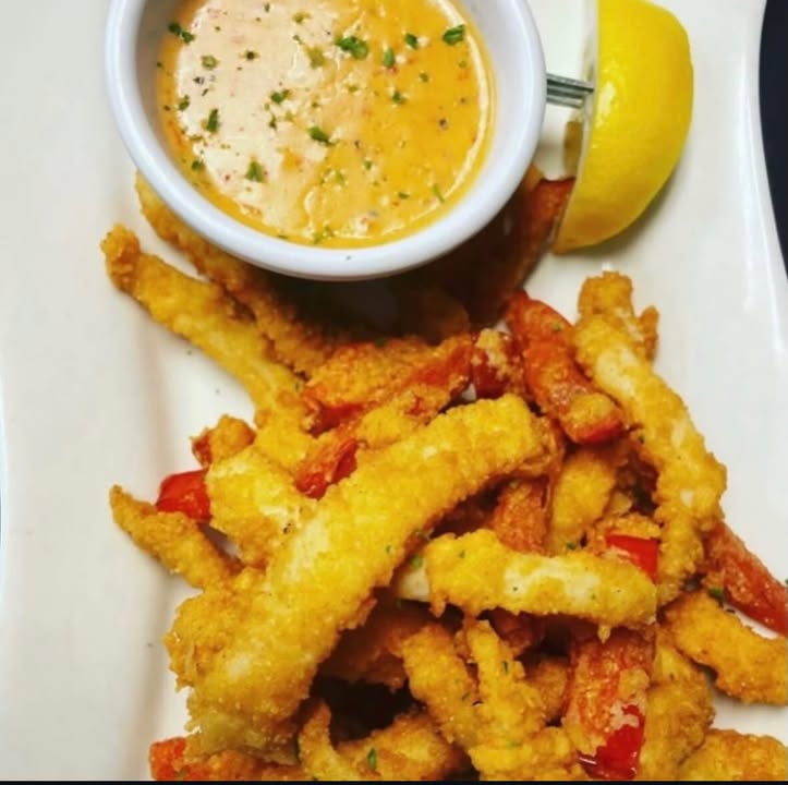 Spice up your Wednesday with our amazing Calamari 💕 10% off all appetizers till 6 pm everyday!